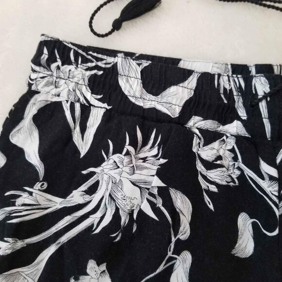 White House Black Market Women's 4-Inch Soft Floral Print Short - Picture 6 of 8